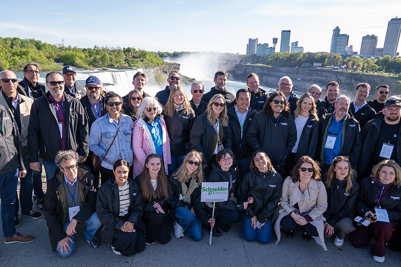 terawulf_tourgroup_800.jpg